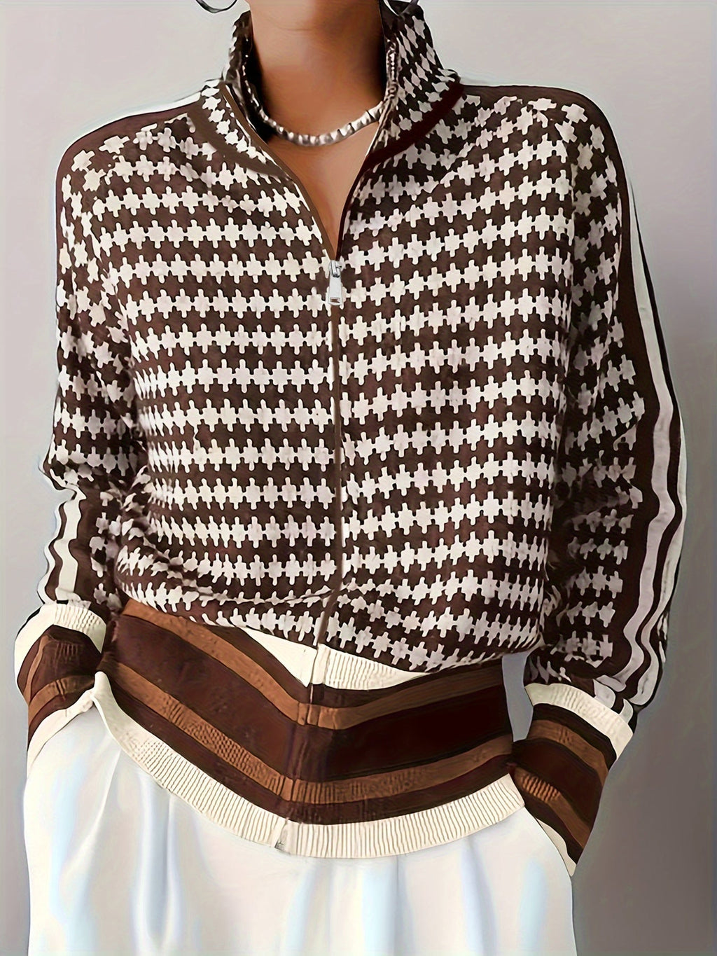 Sweter damski z kołnierzem stójkowym w wzór w kratę - 3 - Livia-Moda