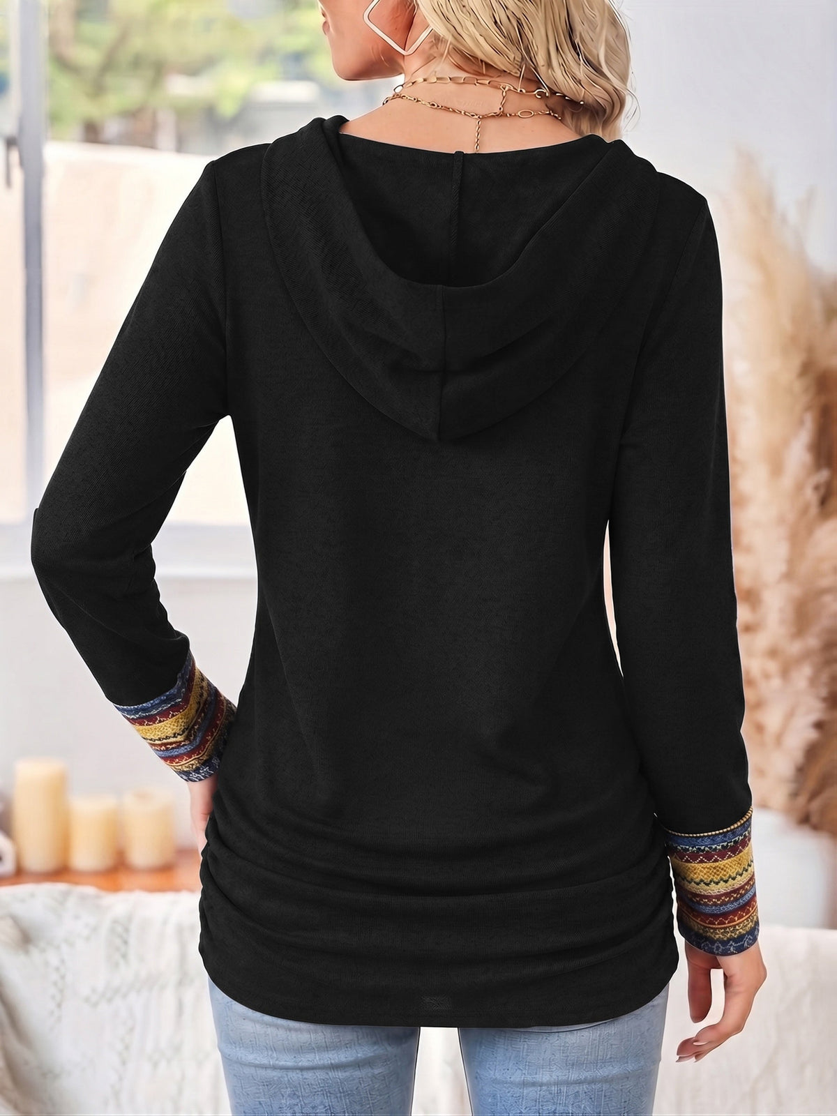 Pullover damski z kapturem, długi rękaw, guziki na boku - 3 - Livia-Moda