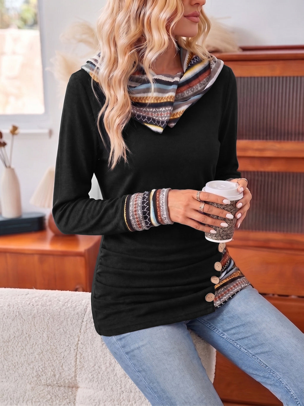 Pullover damski z kapturem, długi rękaw, guziki na boku - 5 - Livia-Moda