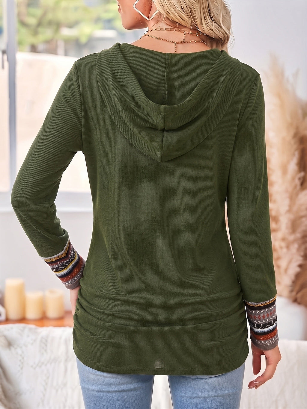Pullover damski z kapturem, długi rękaw, guziki na boku - 10 - Livia-Moda