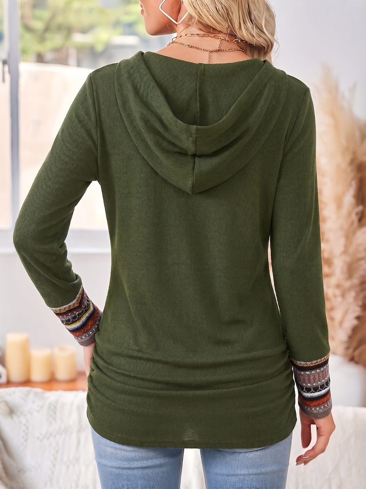 Pullover damski z kapturem, długi rękaw, guziki na boku - 10 - Livia-Moda