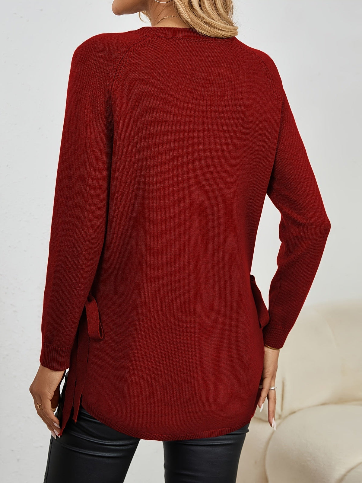 Pullover damski z długim rękawem i rozcięciami - 2 - Livia-Moda