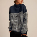 Pullover damski z kołnierzem stójkowym i wzorem w jodełkę - 1 - Livia-Moda