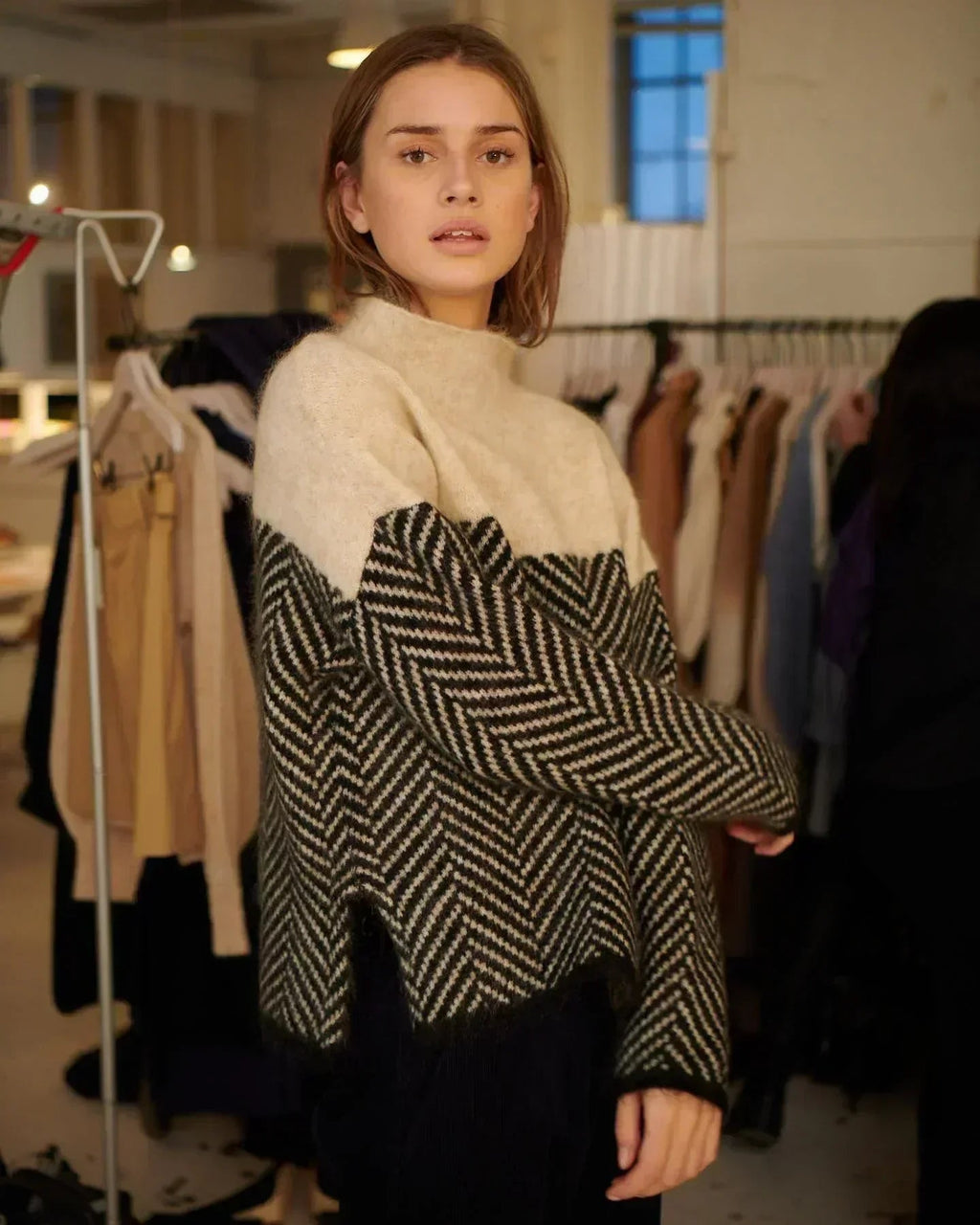Pullover damski z kołnierzem stójkowym i wzorem w jodełkę - 4 - Livia-Moda