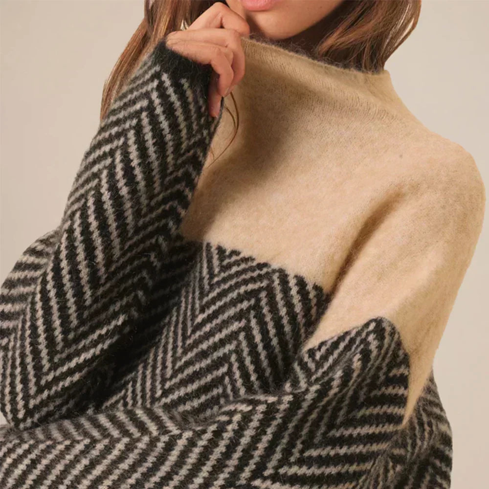Pullover damski z kołnierzem stójkowym i wzorem w jodełkę - 5 - Livia-Moda
