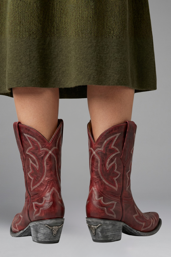 Botki damskie w stylu western z ustrukturyzowaną sylwetką i wyrazistym kolorem - 4 - Livia-Moda
