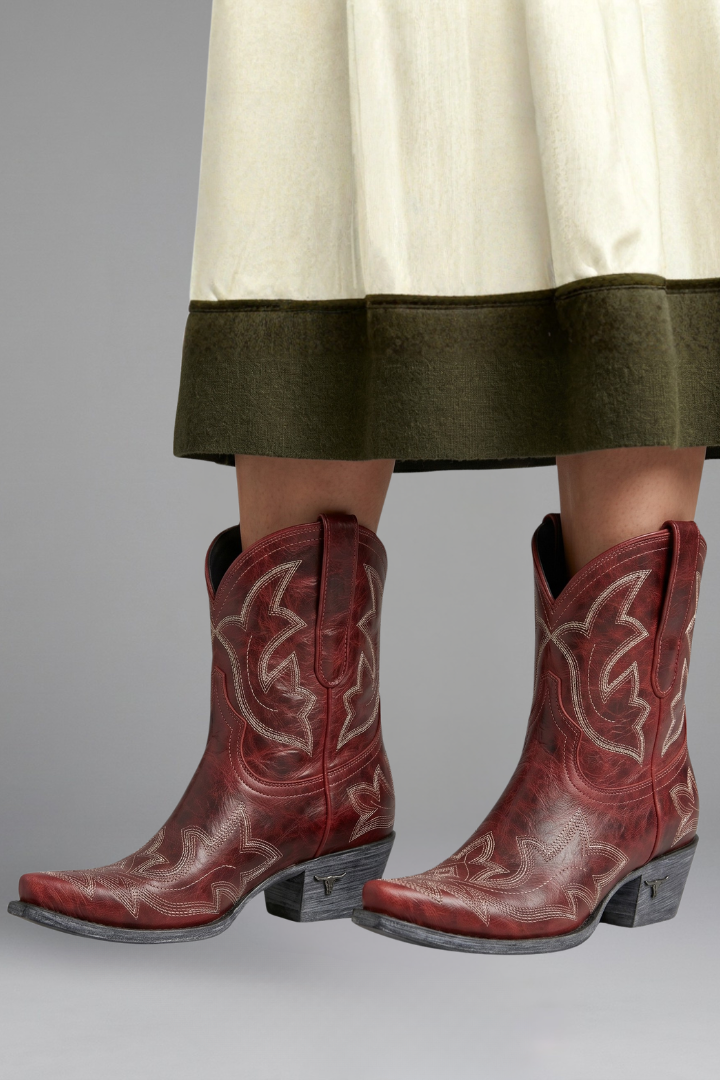 Botki damskie w stylu western z ustrukturyzowaną sylwetką i wyrazistym kolorem - 5 - Livia-Moda