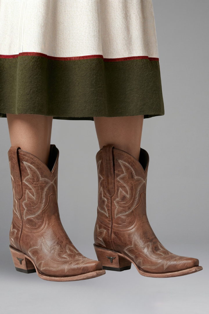 Botki damskie w stylu western z ustrukturyzowaną sylwetką i wyrazistym kolorem - 6 - Livia-Moda