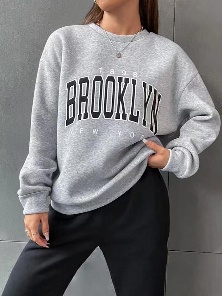 Bluza damska z nadrukiem Brooklyn i luźnym krojem - 11 - Livia-Moda