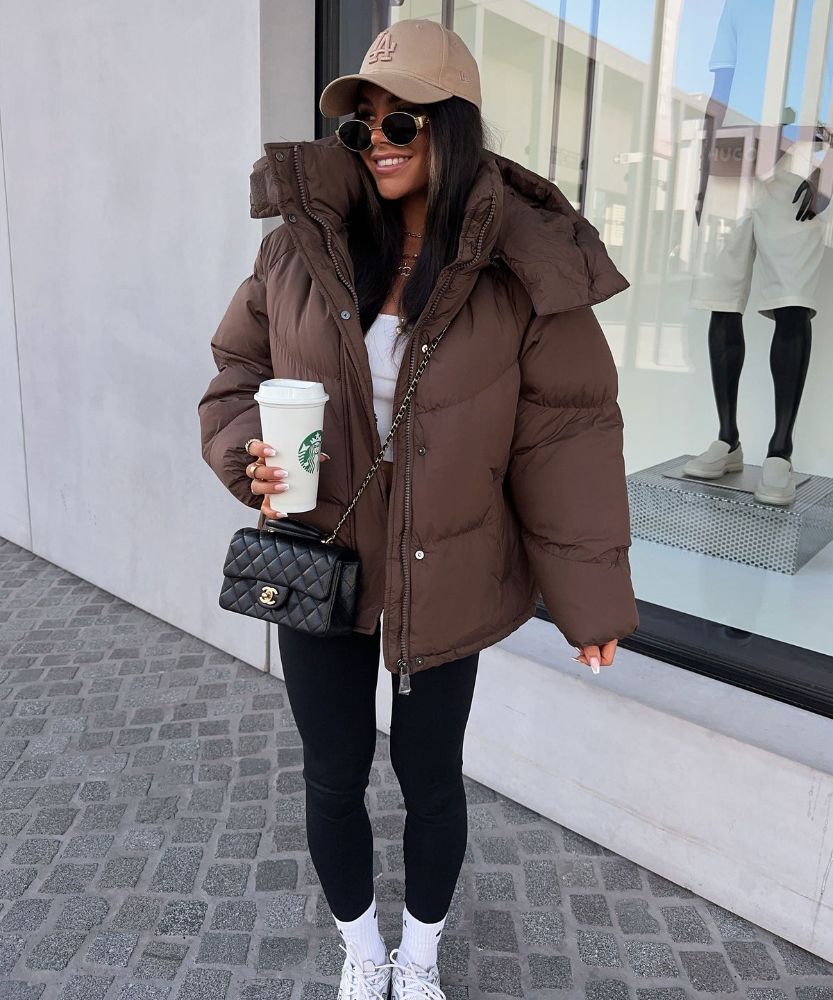Kurtka puchowa damska z kapturem i oversize'owym krojem - 1 - Livia-Moda