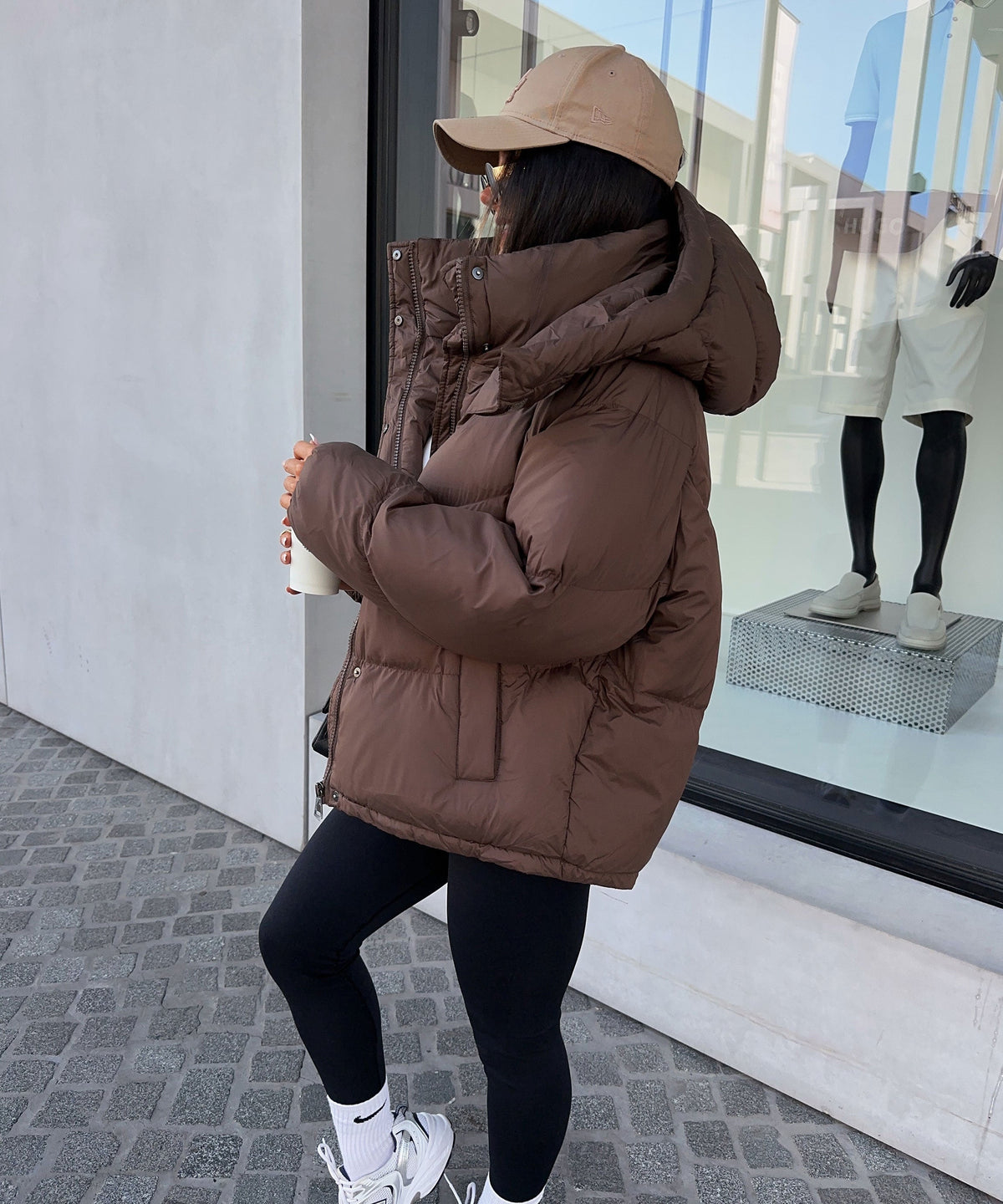 Kurtka puchowa damska z kapturem i oversize'owym krojem - 6 - Livia-Moda