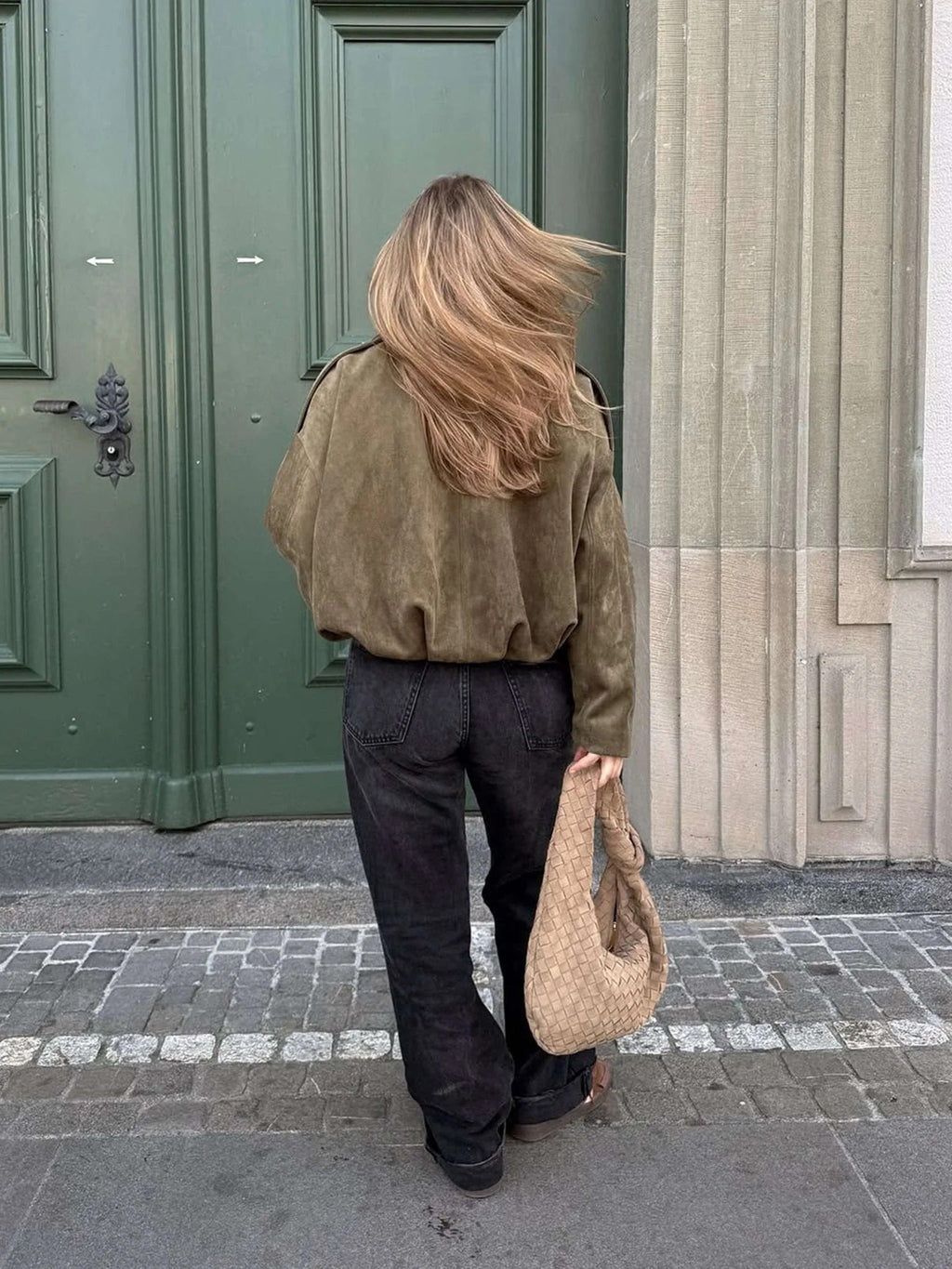 Kurtka damska oversize z strukturalnym kołnierzem i kieszeniami - 5 - Livia-Moda