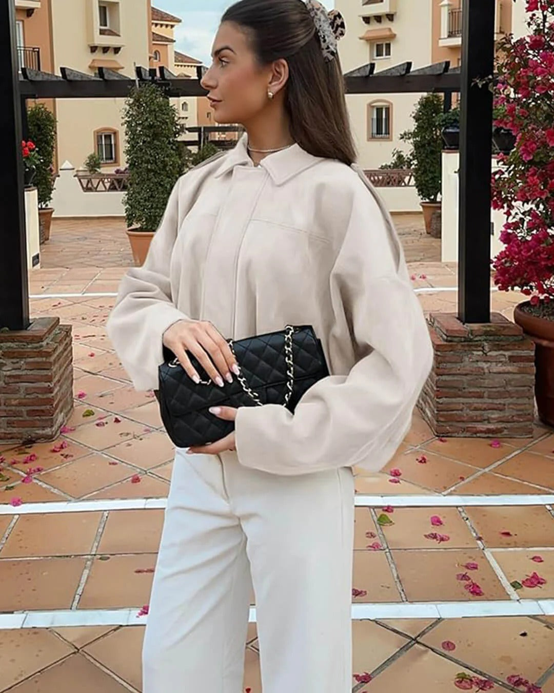 Kurtka damska oversize z strukturalnym kołnierzem i kieszeniami - 9 - Livia-Moda