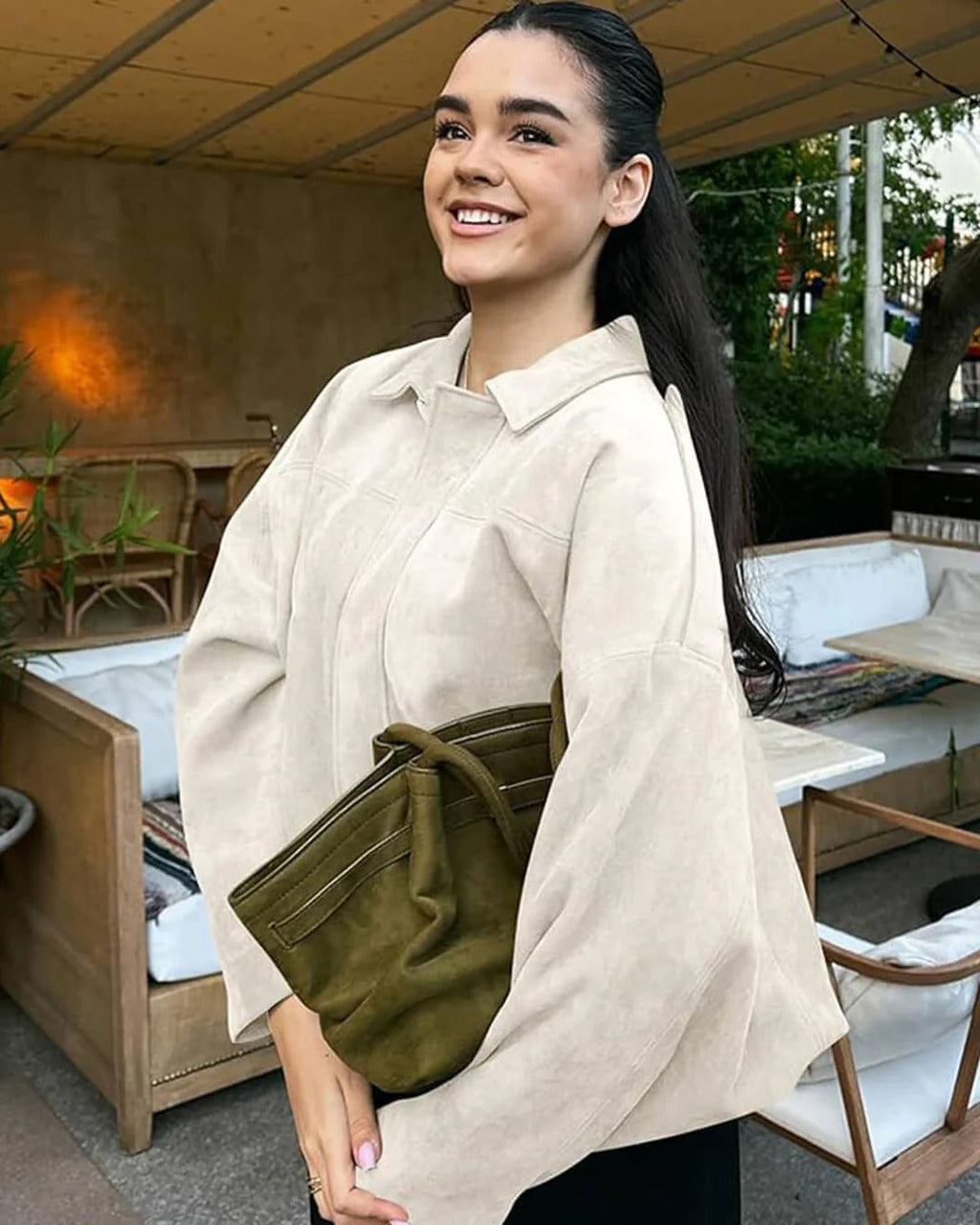 Kurtka damska oversize z strukturalnym kołnierzem i kieszeniami - 10 - Livia-Moda