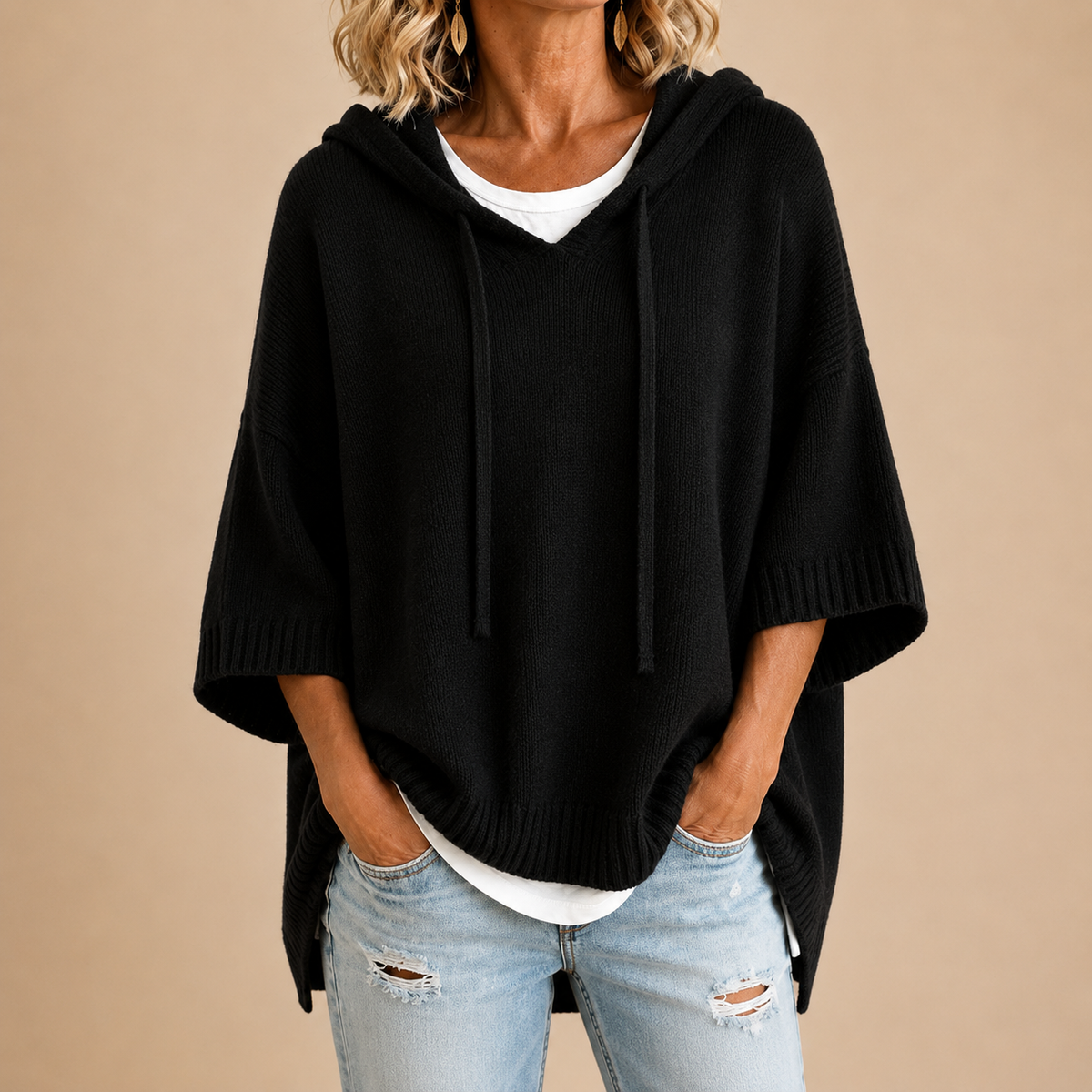 Pullover damski z kapturem w oversize'owym kroju i dekoltem w serek - 5 - Livia-Moda