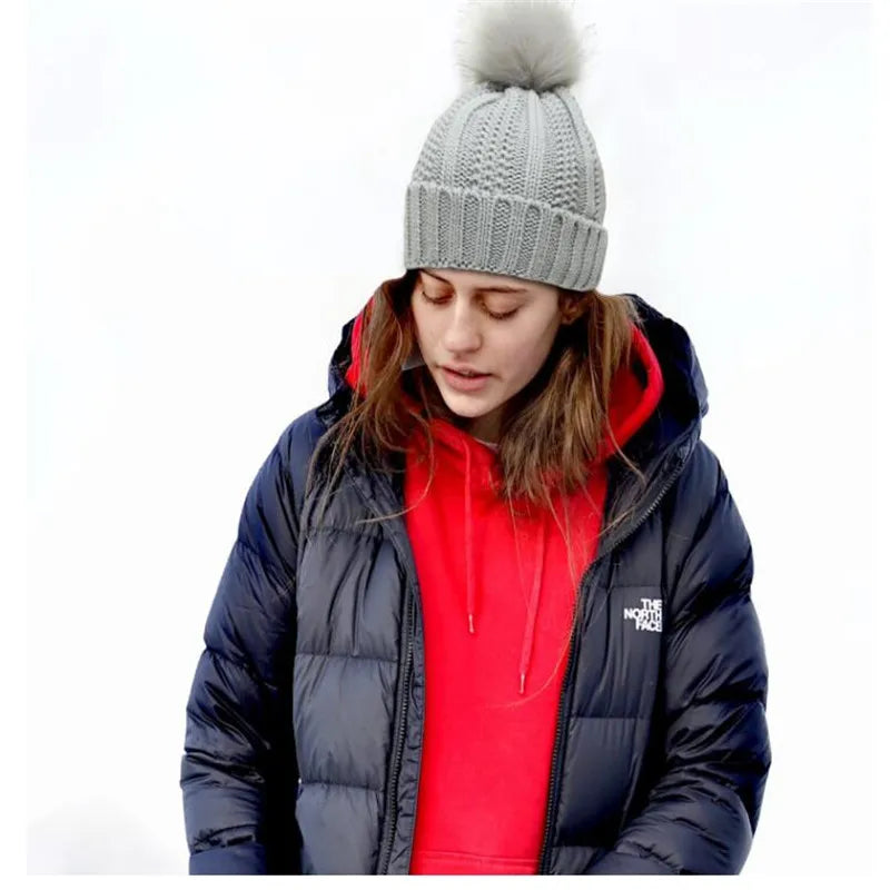 Chloe – Damska zimowa czapka dzianinowa z miękką podszewką i puszystym pomponem