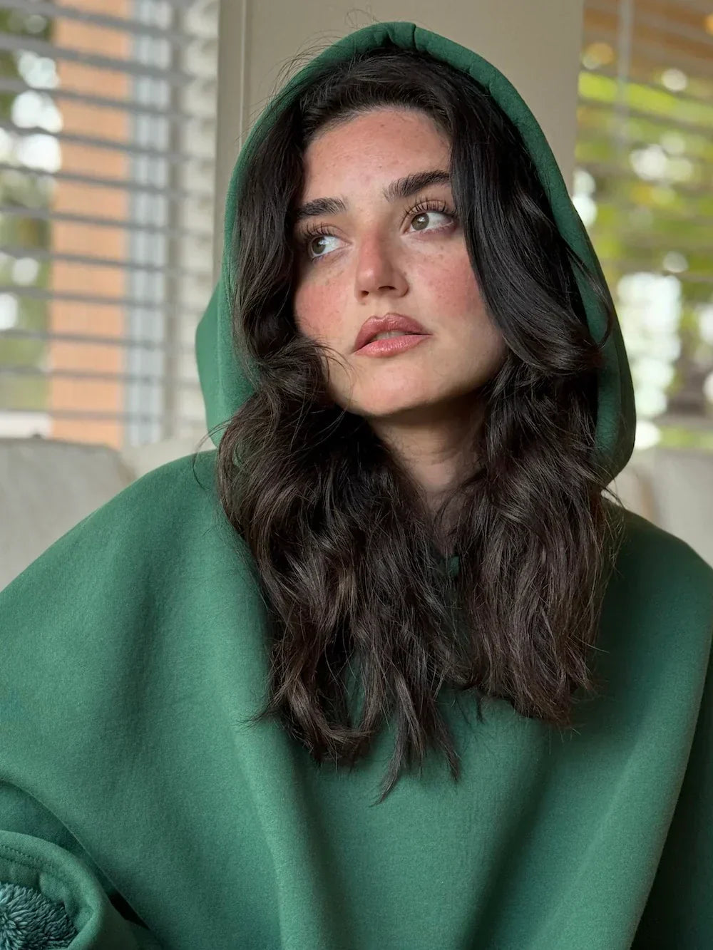 Natalia – Miękki koc z kapturem o przytulnym kroju