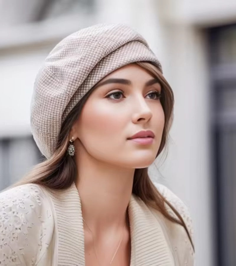 Beretka damska w wzór houndstooth z eleganckim akcentem - 1 - Livia-Moda