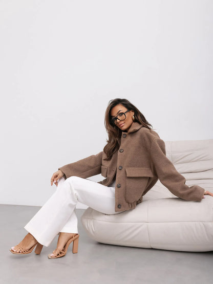 Natalia – Damska krótka kurtka o nowoczesnym kroju z dużymi kieszeniami