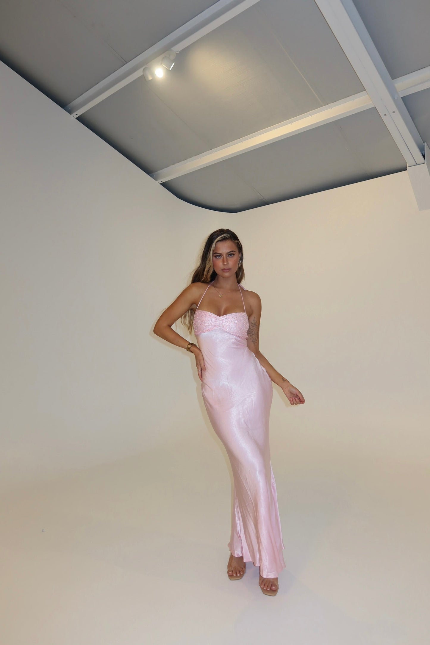 Valentina – Satynowa Suknia Maxi z Dekoltem Halter