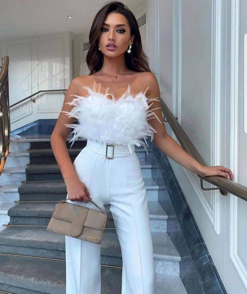 Emilia – Elegancki damski kombinezon bez ramiączek z piórkowym wykończeniem
