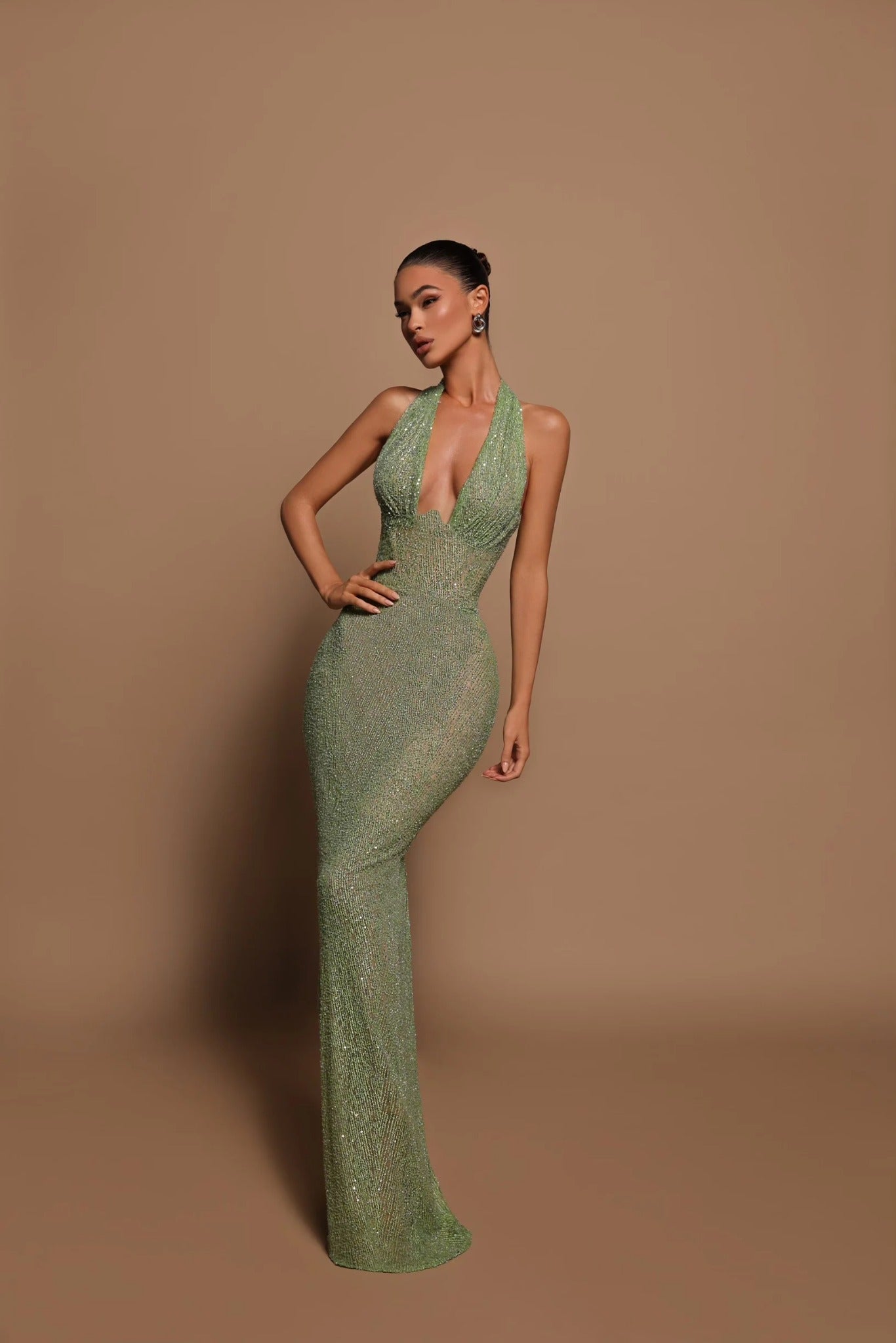 Diana – Damska cekinowa sukienka maxi z dekoltem halter w kolorze zielonym
