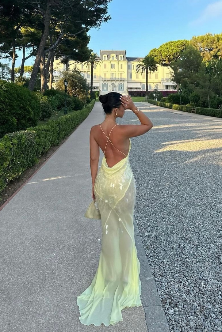 Aurelia - Damska suknia wieczorowa żółta na ramiączkach z trenem