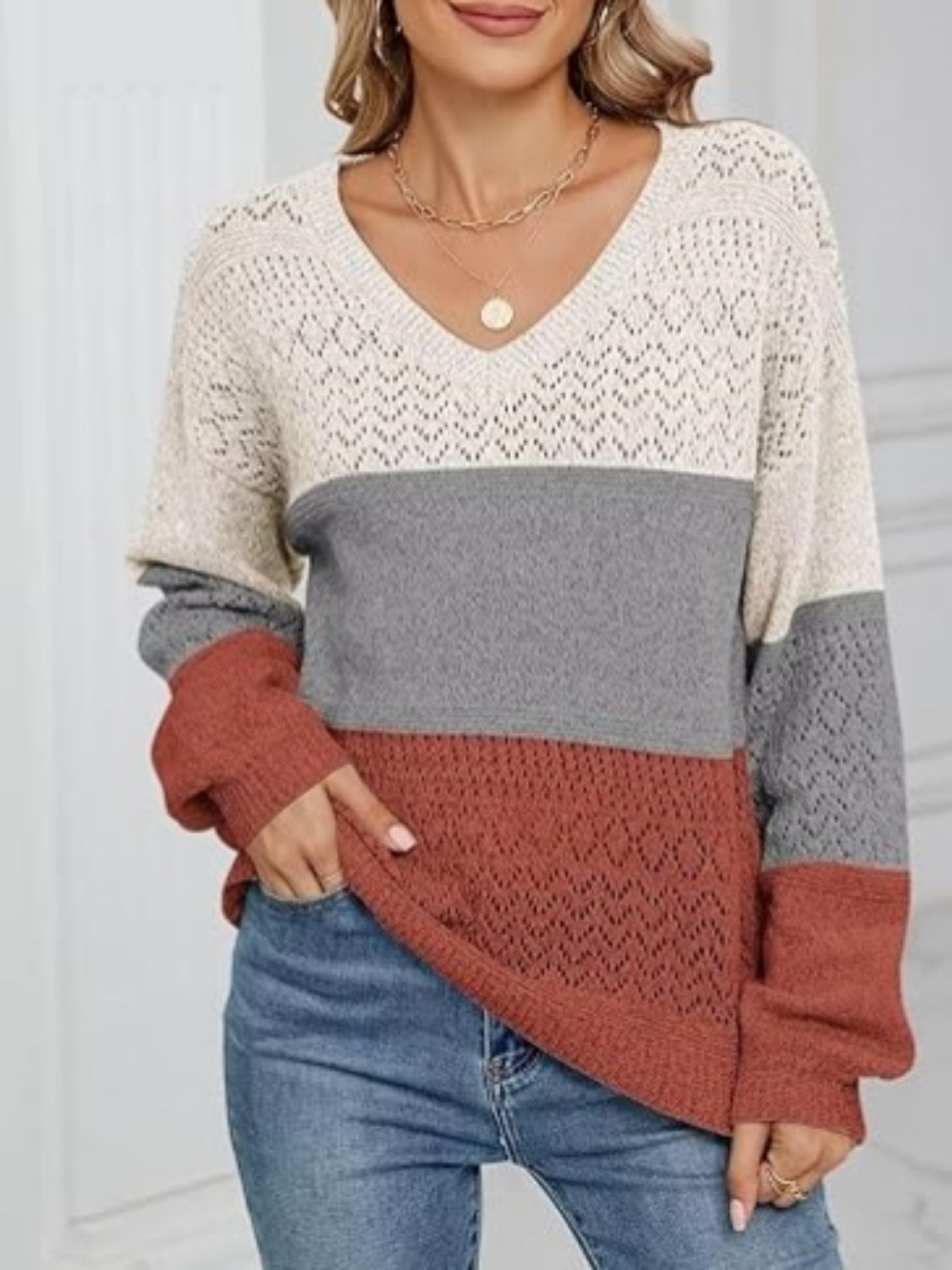 Mira - Sweter damski oversize z dekoltem V w kolorowe pasy