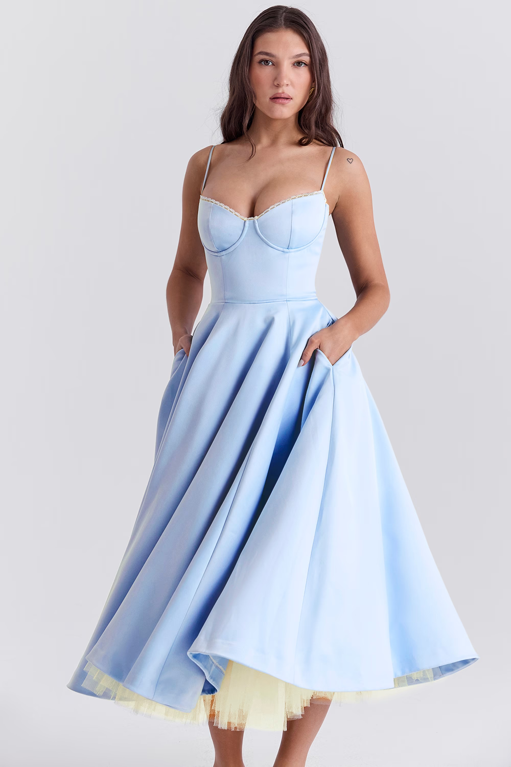 Lucía – Stylowa sukienka wyszczuplająca