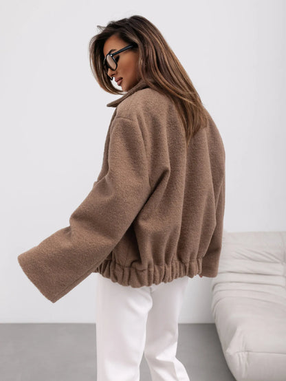 Natalia – Damska krótka kurtka o nowoczesnym kroju z dużymi kieszeniami