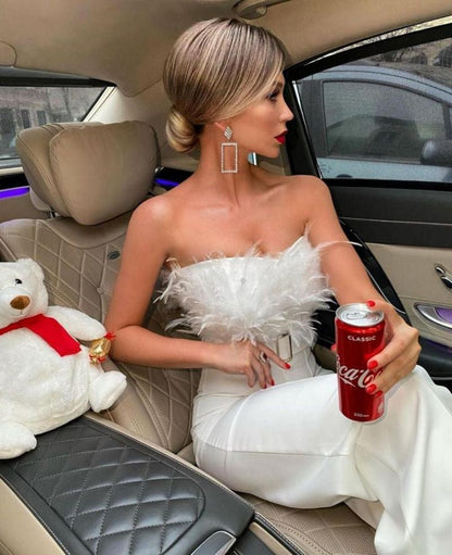 Emilia – Elegancki damski kombinezon bez ramiączek z piórkowym wykończeniem