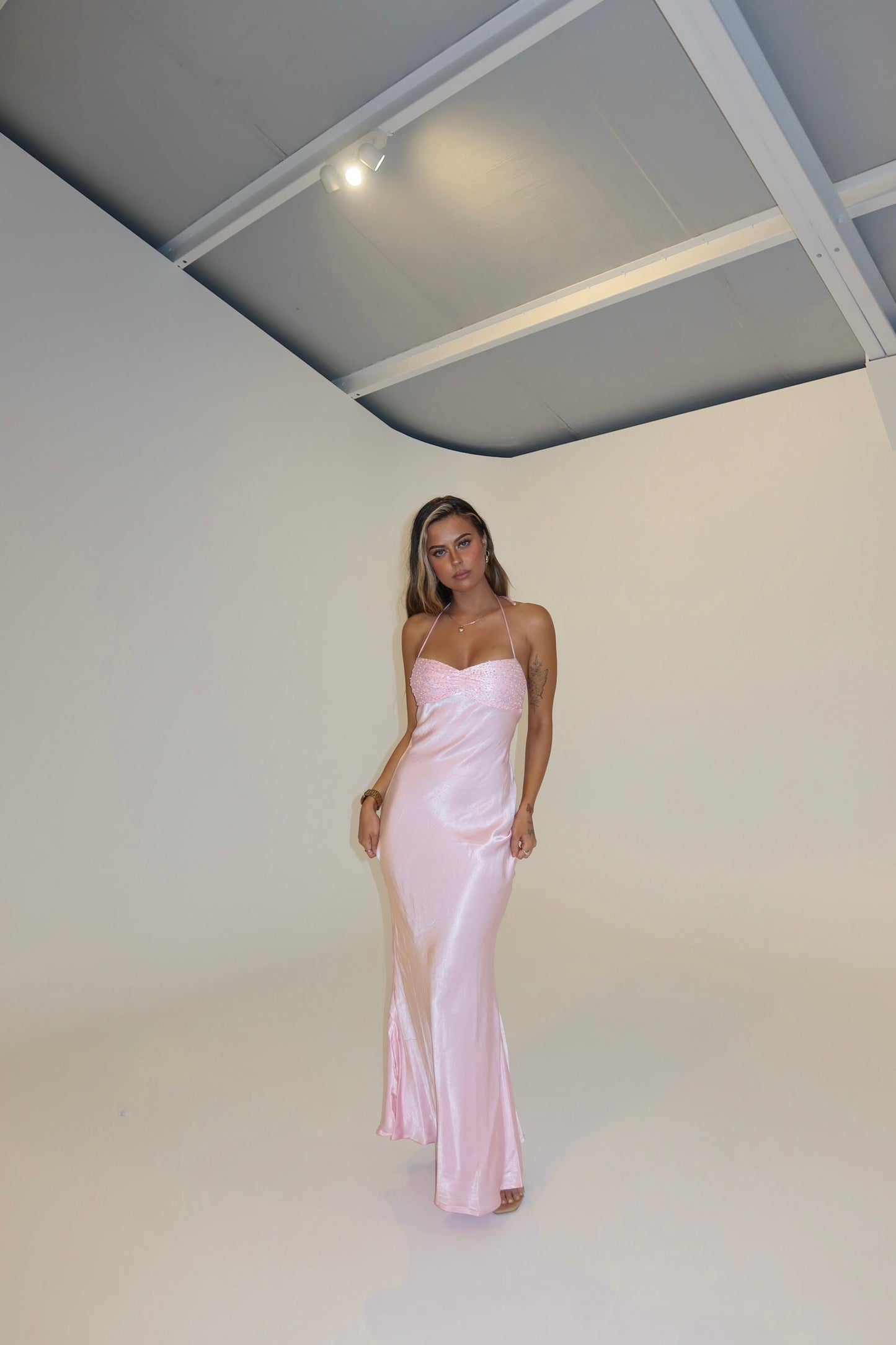 Valentina – Satynowa Suknia Maxi z Dekoltem Halter