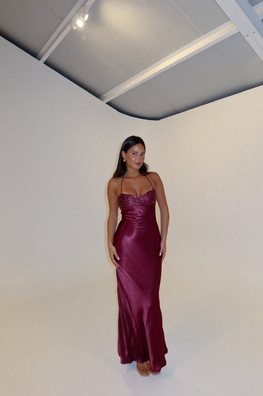 Martina – Dopasowana Suknia Maxi z Dekoltem Halter