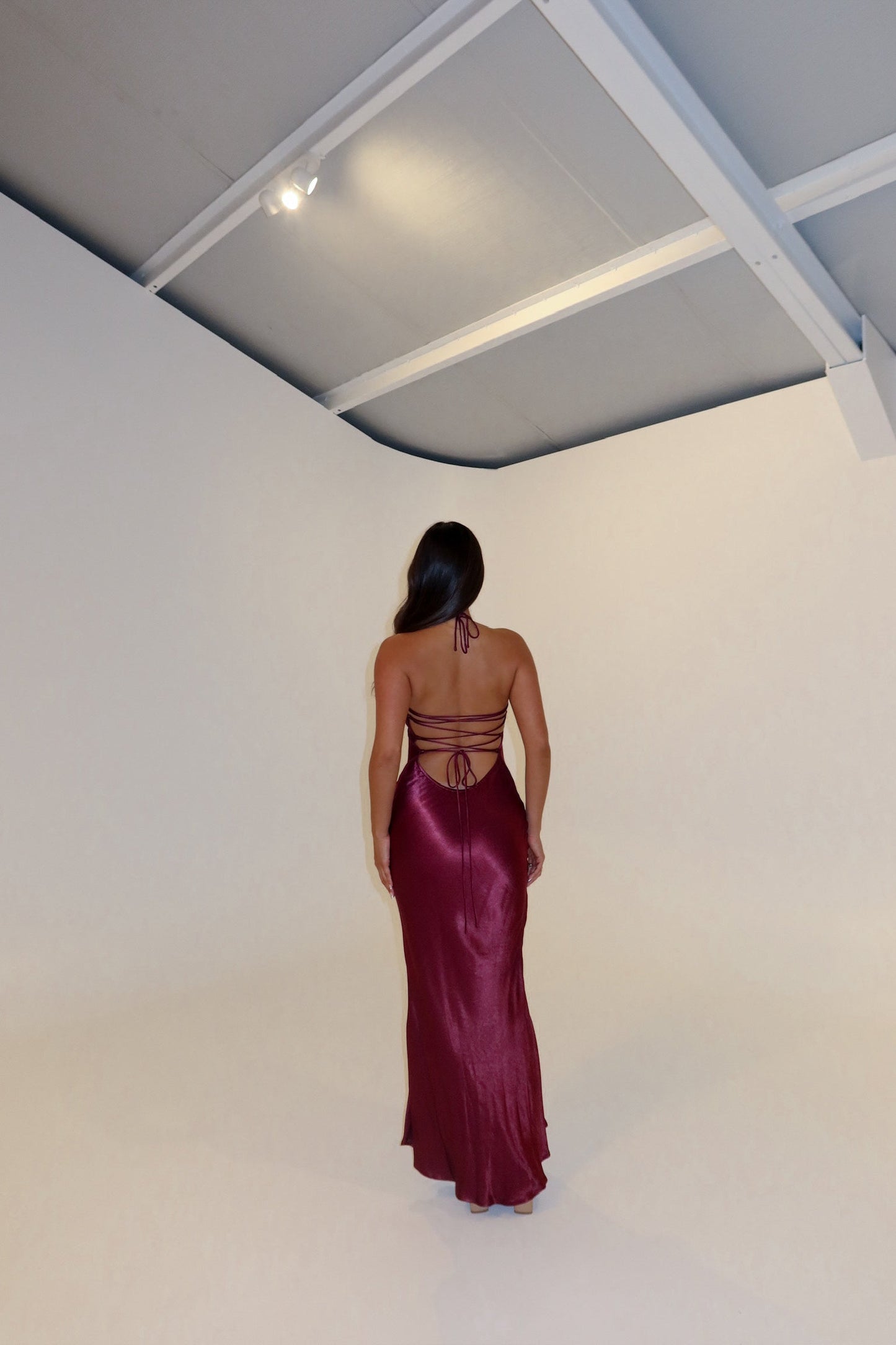 Martina – Dopasowana Suknia Maxi z Dekoltem Halter