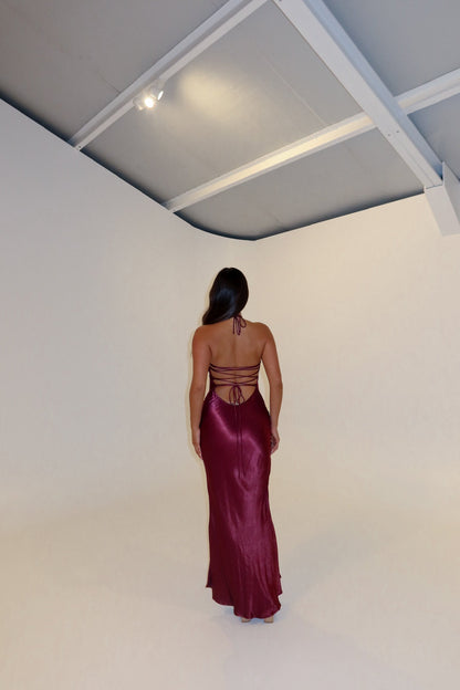 Martina – Dopasowana Suknia Maxi z Dekoltem Halter