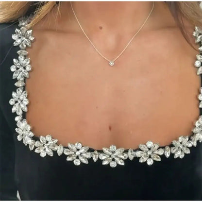 Daisy – Aksamitna sukienka z kwiatowym dekoltem dla kobiet