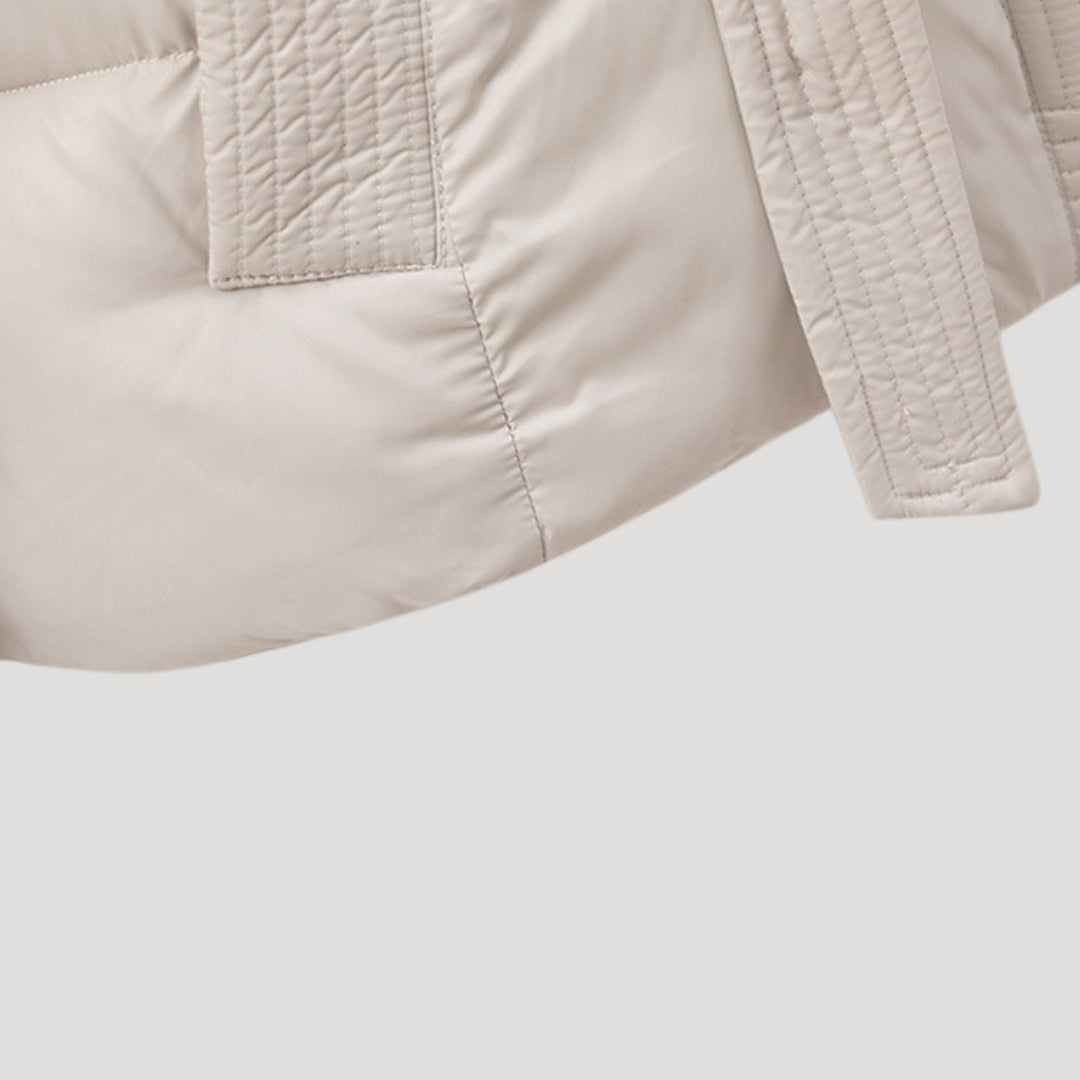 Amara – Damska pikowana kurtka zimowa z kapturem i paskiem w talii