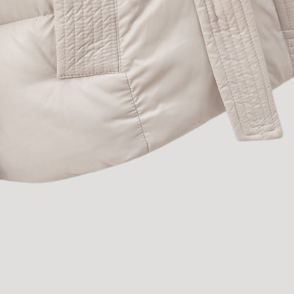 Amara – Damska pikowana kurtka zimowa z kapturem i paskiem w talii