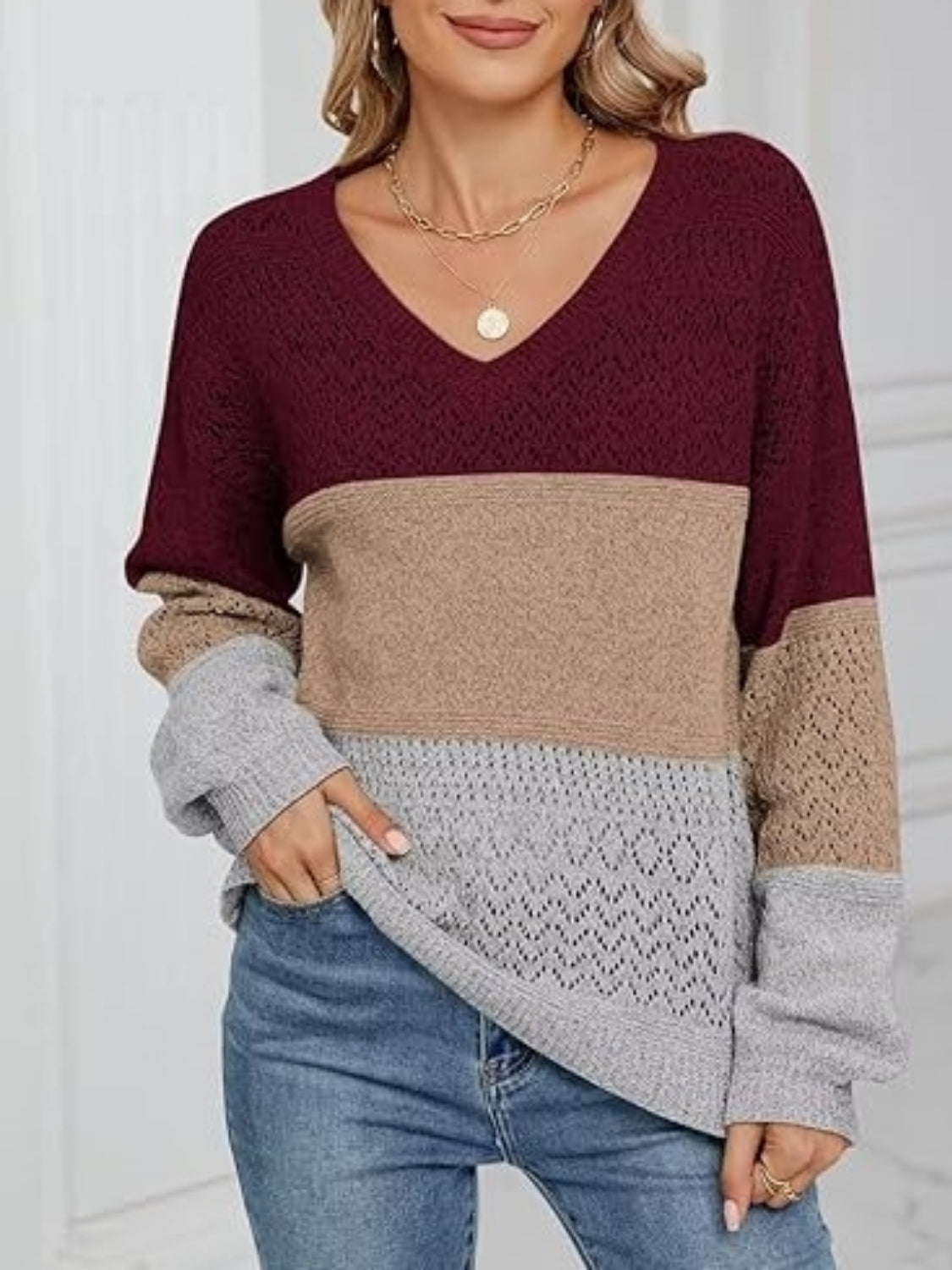 Mira - Sweter damski oversize z dekoltem V w kolorowe pasy