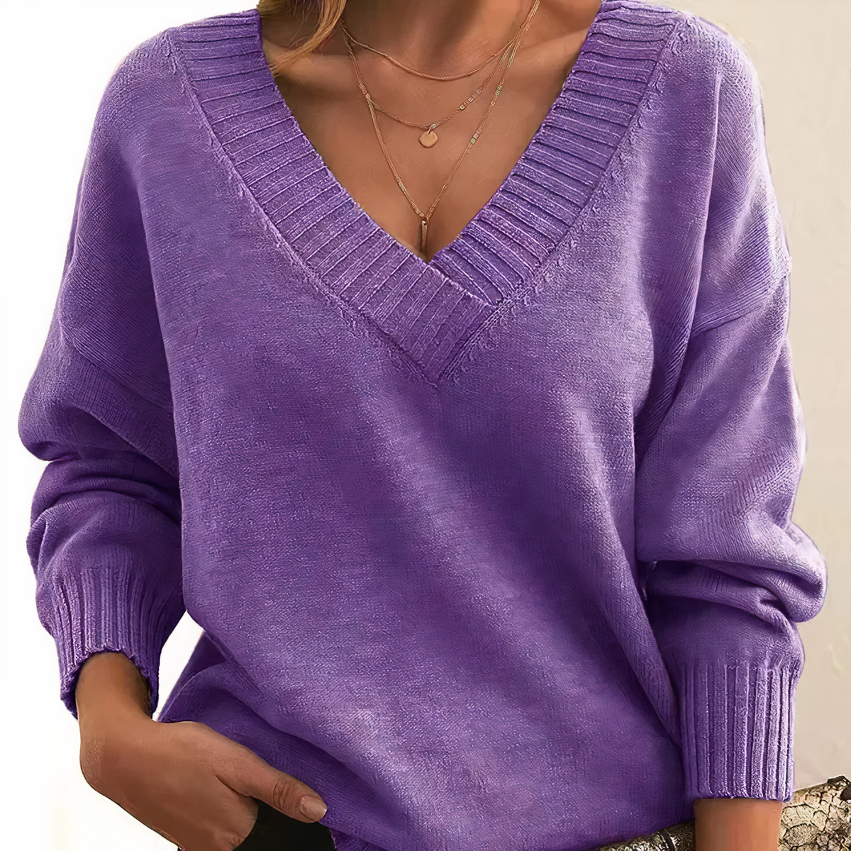 Lidia – Sweter z Dekoltem w Serek Dla Kobiet
