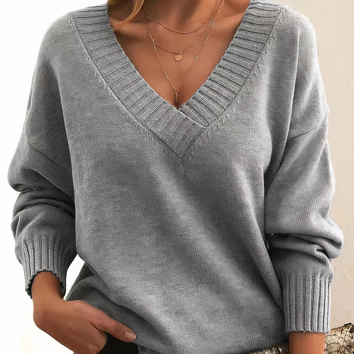 Lidia – Sweter z Dekoltem w Serek Dla Kobiet