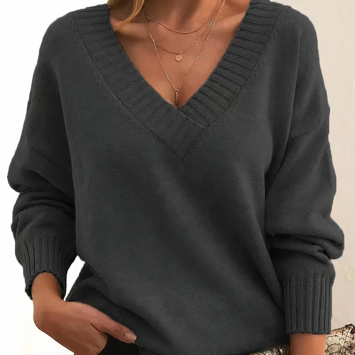 Lidia – Sweter z Dekoltem w Serek Dla Kobiet