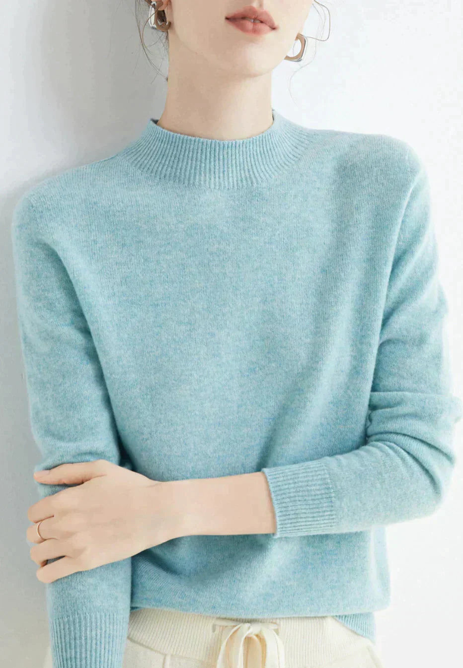 Sweter damski z okrągłym dekoltem i długim rękawem - 18 - Livia-Moda