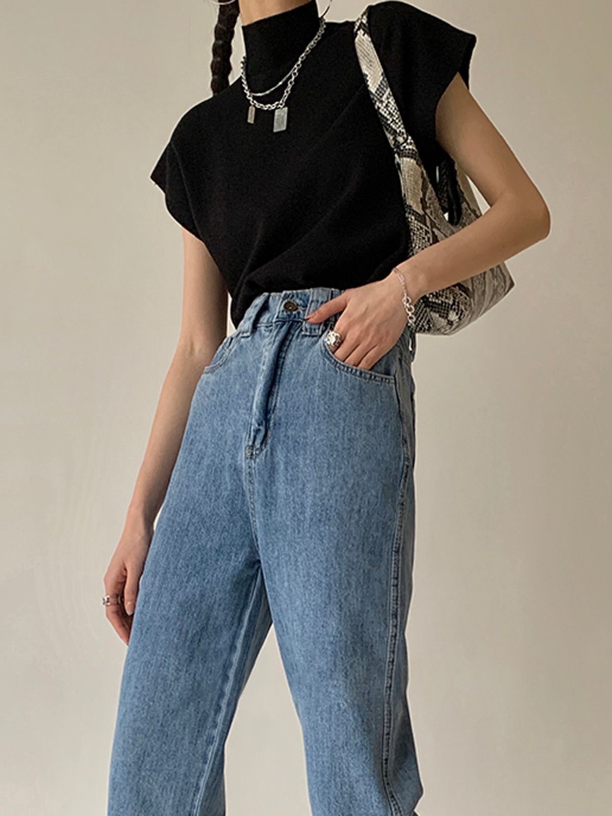 Ana – Dzianinowy pulower bez rękawów o minimalistycznej formie