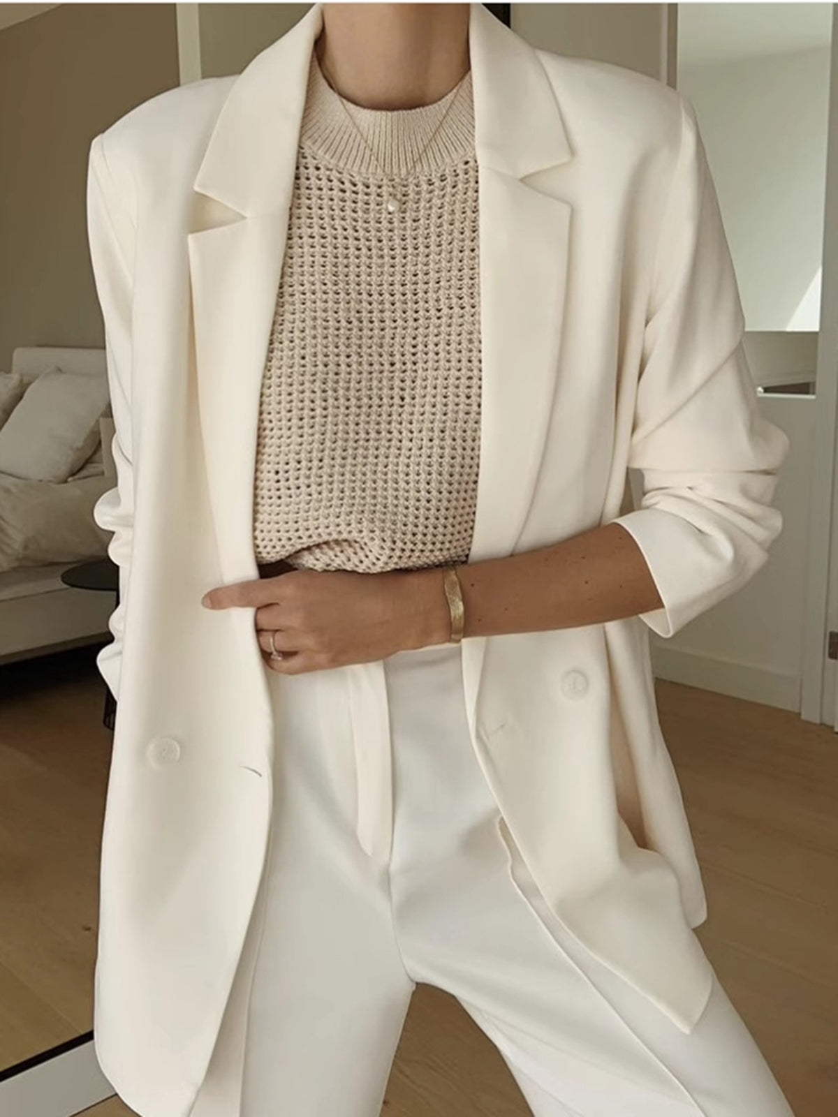 Laura – Ażurowy top bez rękawów o dzianinowej fakturze