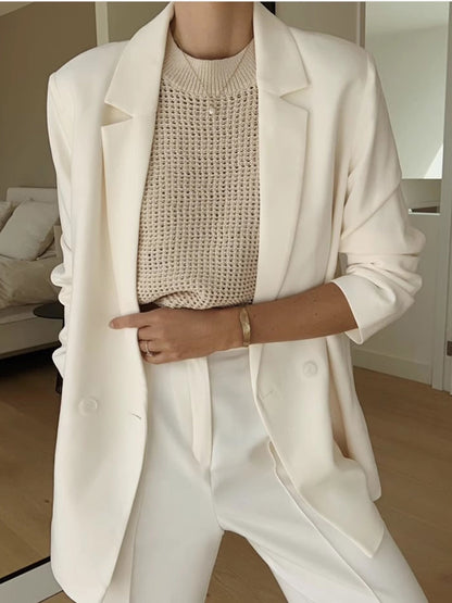 Laura – Ażurowy top bez rękawów o dzianinowej fakturze