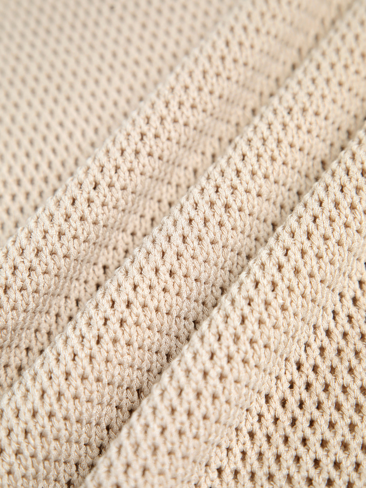 Laura – Ażurowy top bez rękawów o dzianinowej fakturze