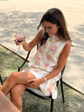 Clara – Krótka Sukienka bez Rękawów z Subtelnym Wzorem
