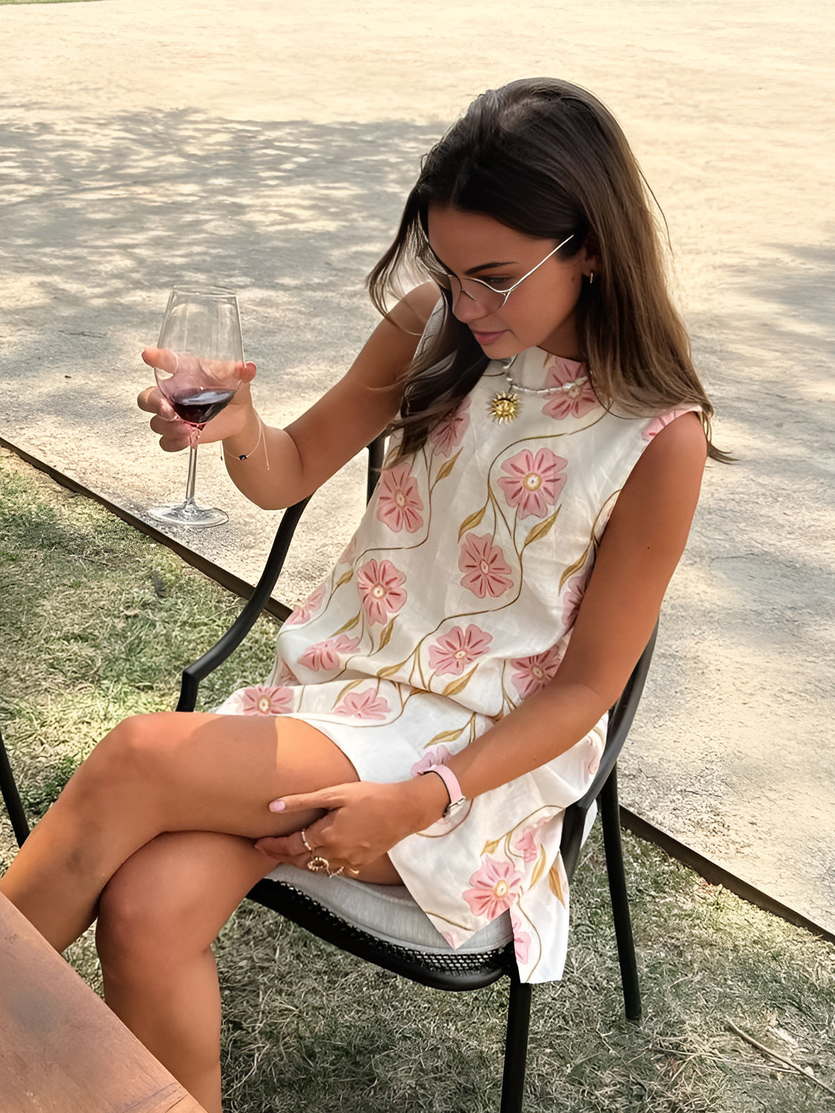 Clara – Krótka Sukienka bez Rękawów z Subtelnym Wzorem