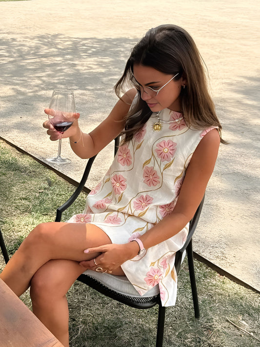 Clara – Krótka Sukienka bez Rękawów z Subtelnym Wzorem